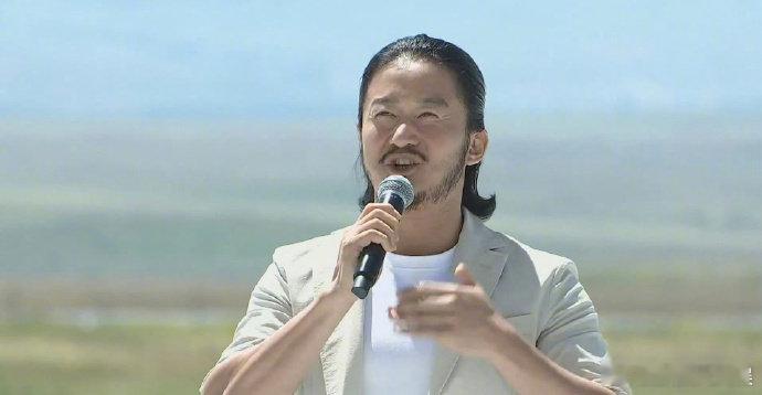 #差点没认出这是吴京# 哦莫这竟然是吴京！！吴京最新活动近照，网友辣评：“吴京爆