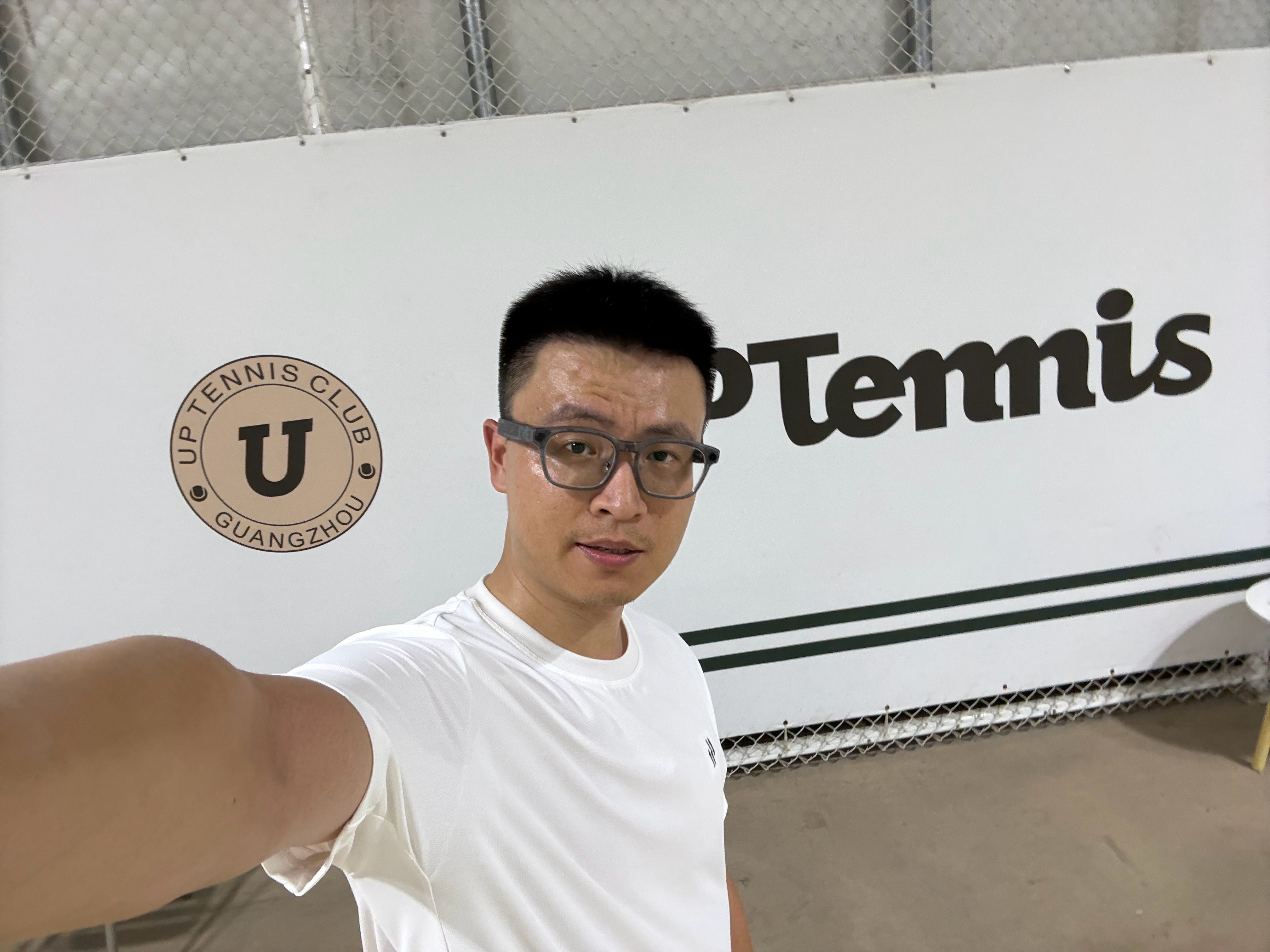 每次运动完拧拧衣服上的汗，感受一下身体微微的酸痛，每次我们内容小组把自己关在小会
