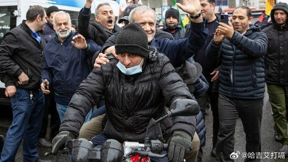 凤凰新闻【战争持续之际，伊朗总统走上街头，坐民众摩托车】在美以伊战争持续之际，当