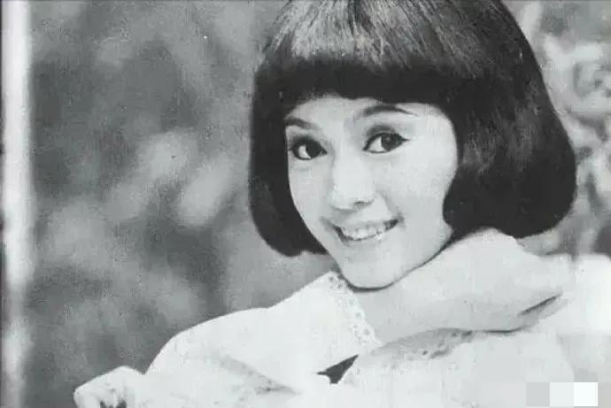 侯佩岑的妈妈叫做林月云，也是一名演员，长得也是国色天香，但是她感情上的名声不大好