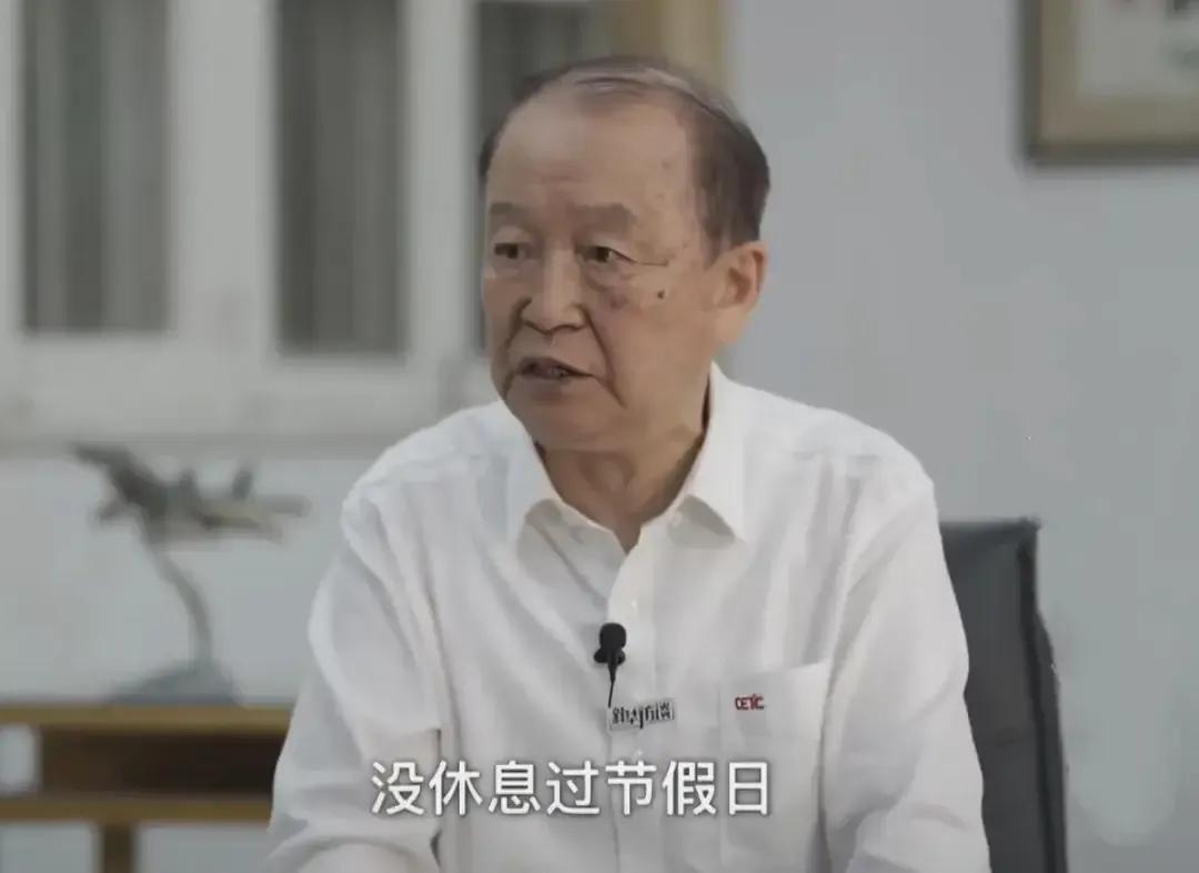 他说，曾经“在十年里，没有休息过星期天，也没有休过节假日，更谈不上什么过年，连正