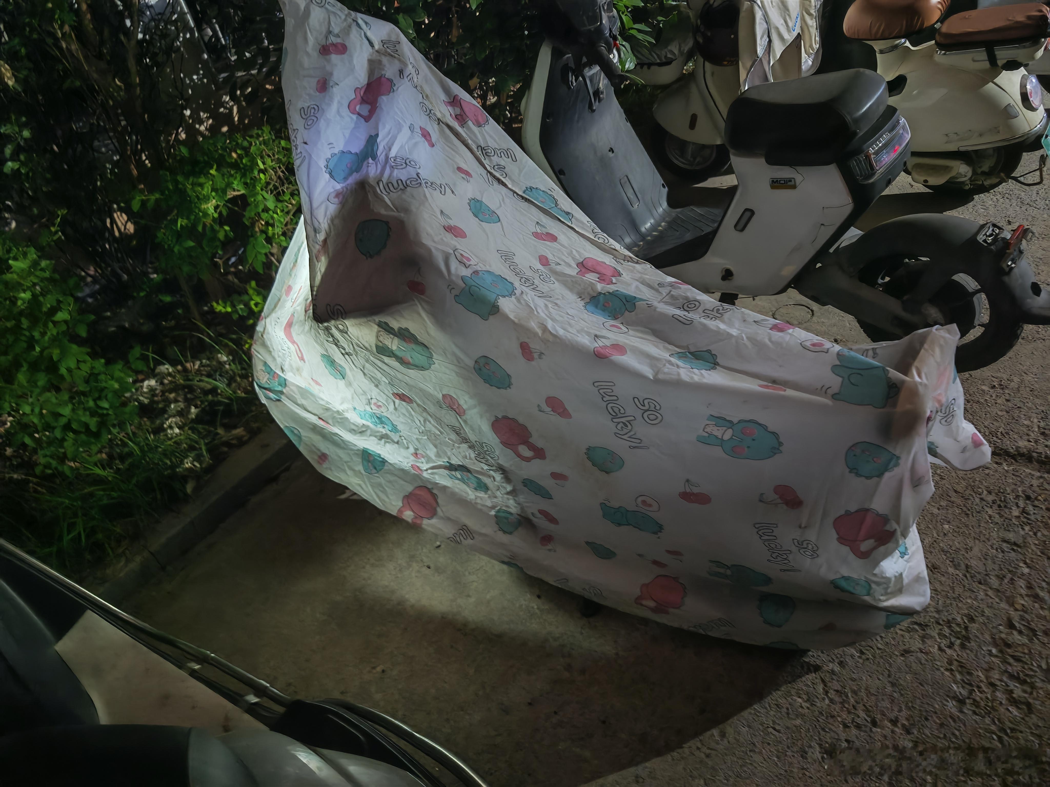 楼下看到一辆电动车，车罩都盖好了，但是灯还开着，这是忘了关了吧，这么亮一晚上，第