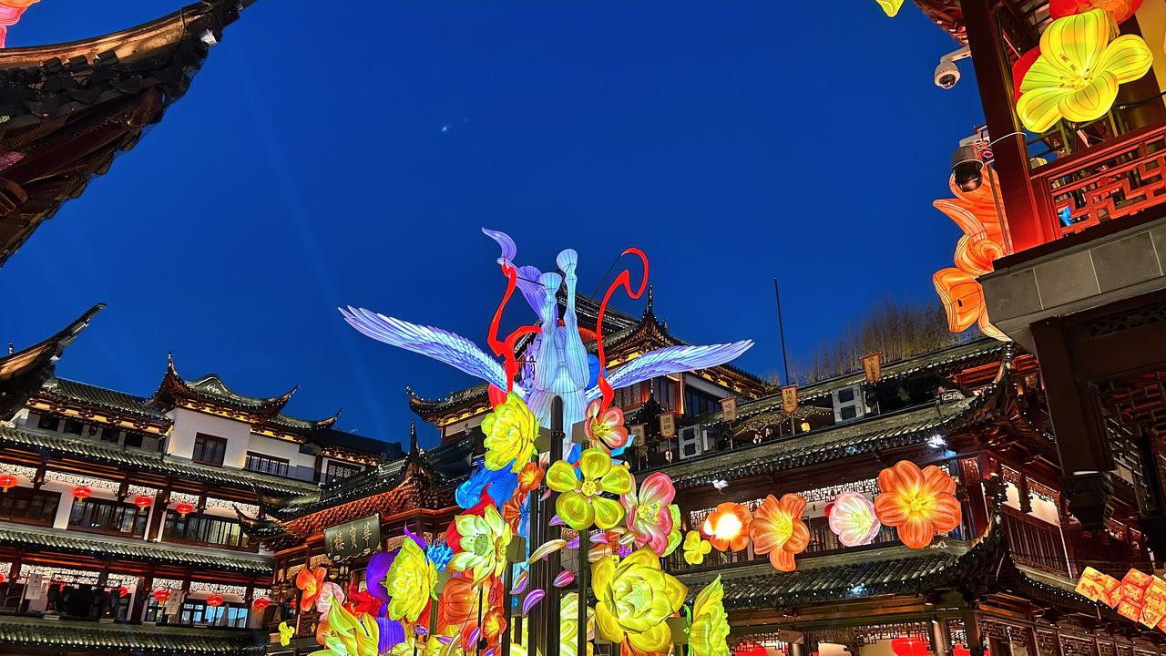 随手拍张天空照元宵节之夜，上海豫园张灯结彩，美仑美奂，天空湛蓝如洗，游人川流不息