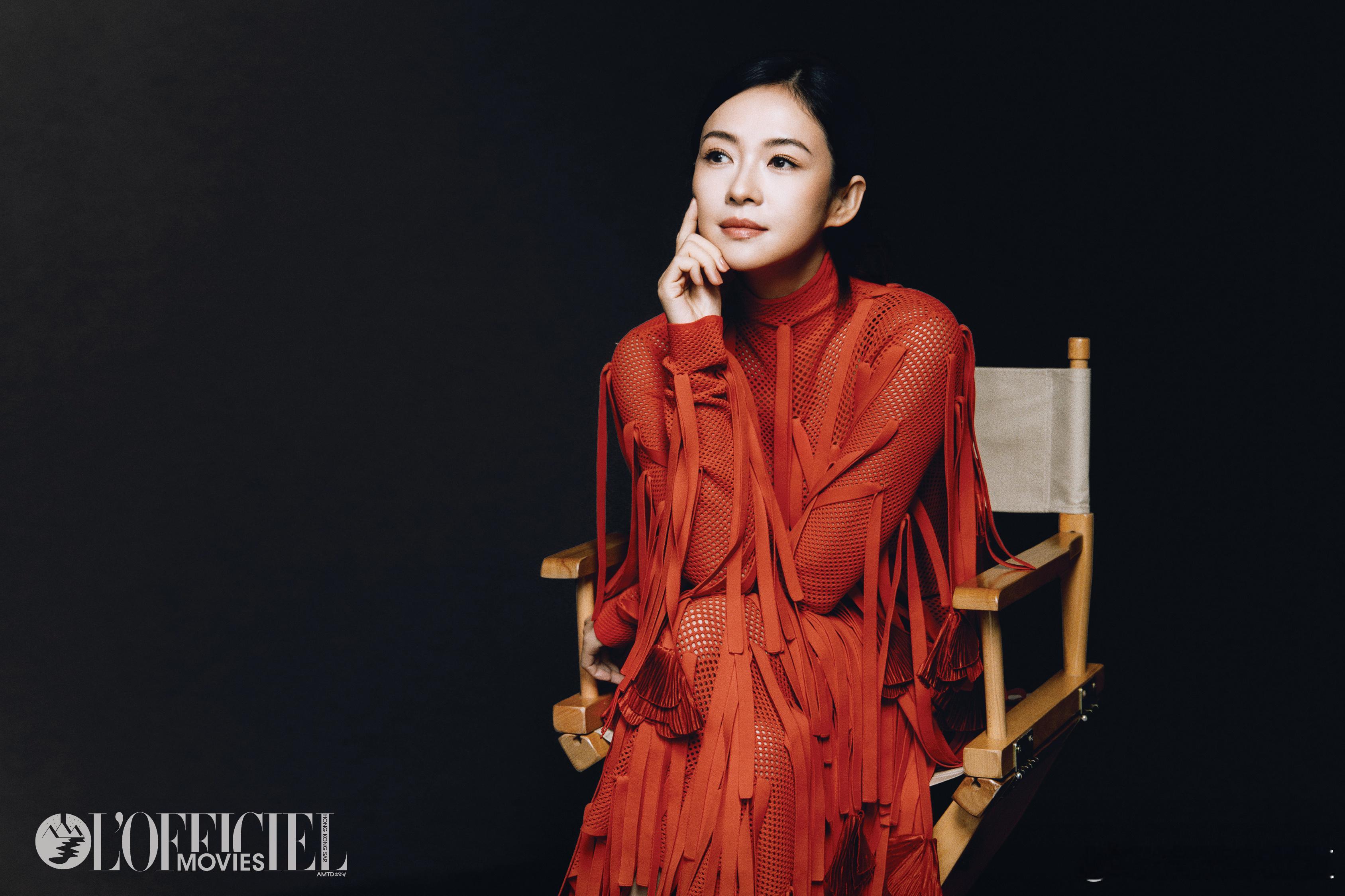 章子怡奖杯版脸颊比心章子怡一键三连短短一个月拿下三座重量级奖杯，从香港编剧协会的