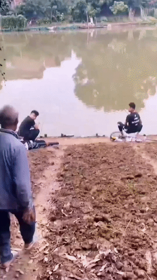 两名年轻男子正坐在河边钓鱼。
一位大爷突然怒气冲冲的朝他们走来。
这位大爷一边走