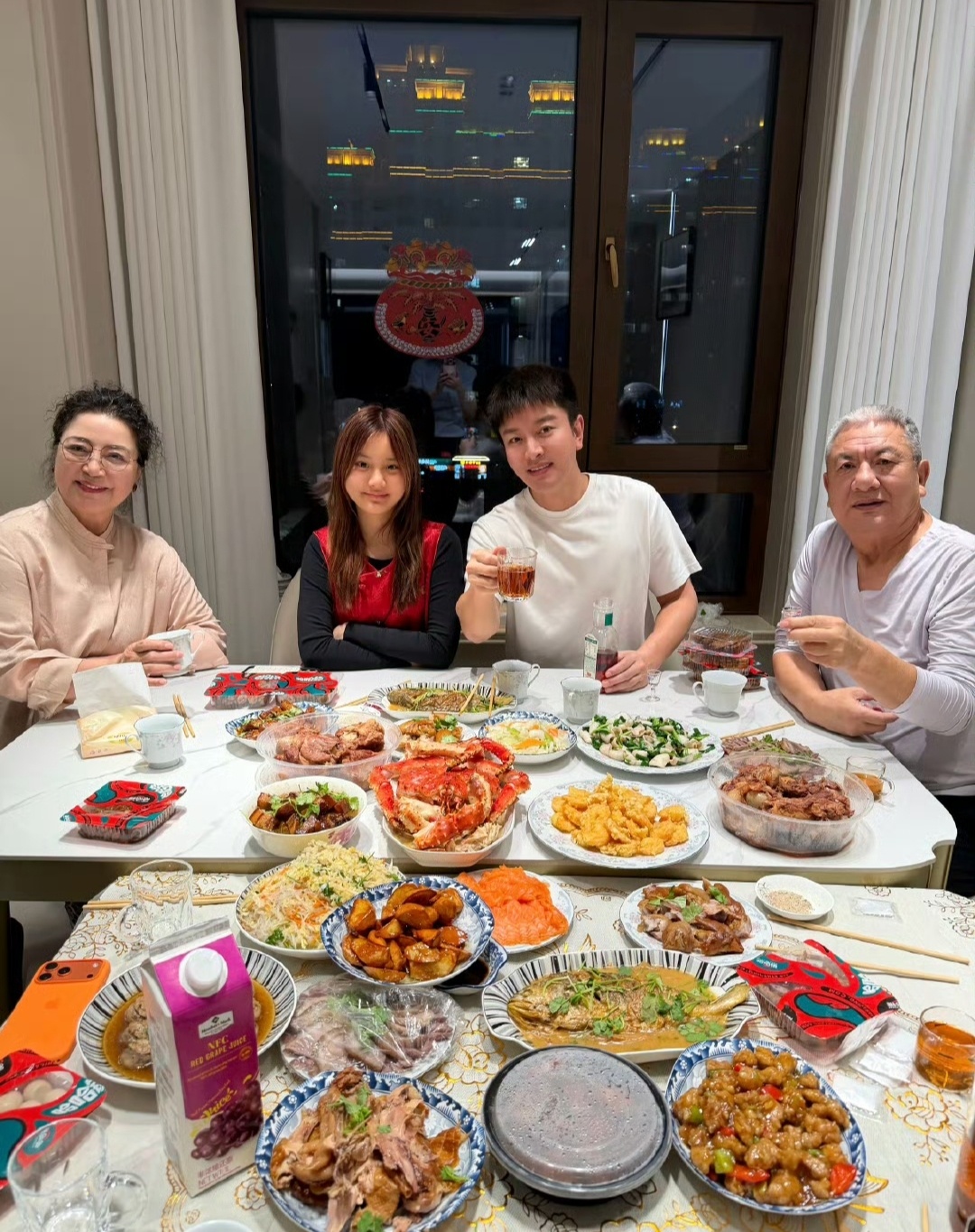 甜馨跟着贾乃亮一起过年，满桌的好饭好菜，大鱼大肉。一桌子丰盛的家常菜，一家人热热