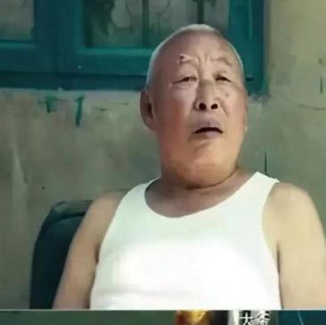 2014年，沈腾在大连拍《夏洛特烦恼》时，有个大爷一直在看热闹，沈腾开玩笑说：“