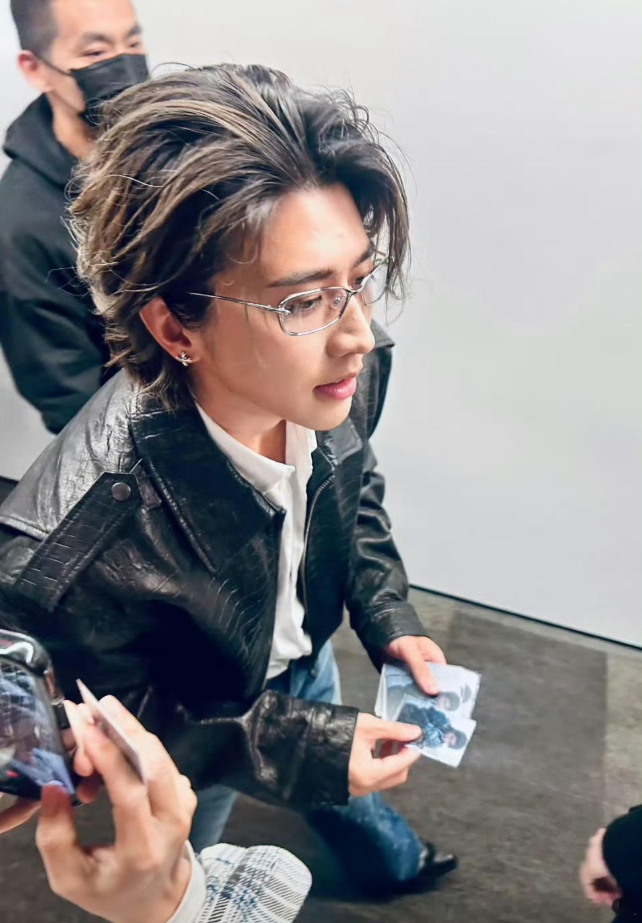 蔡徐坤扫楼这次更是daddy级别啊！接公司空降蔡徐坤