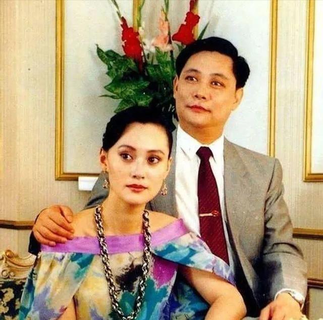 1983年，21岁的宋佳嫁给了42岁离过婚的＂京剧泰斗＂张学津。然而10年后，因