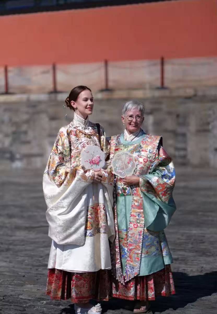 外国姑娘穿汉服游西安被美到哭外国小姐姐穿汉服游西安，直接被古城美哭了！古街、城墙