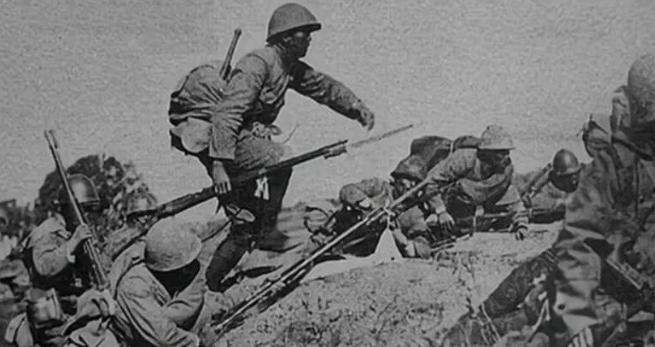 1940年，农妇给八路军熬粥，班长吃到一半，突然发现她的女儿不见了，便放下碗，问