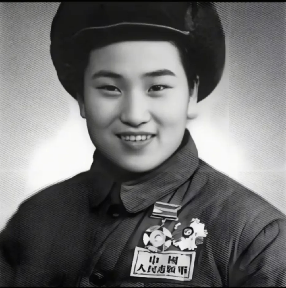 50年代，孙道临的夫人王文娟icon赴朝鲜战场前线慰问演出时的留影，越剧《红楼梦