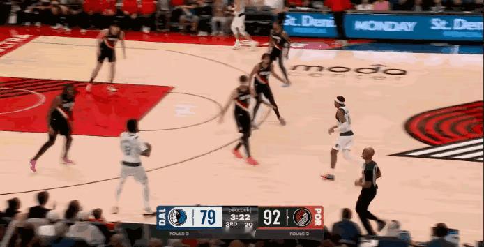 点背了！杨瀚森这防守已经很到位了，结果克莱汤普森还是三分命中了杨瀚森出战独行侠