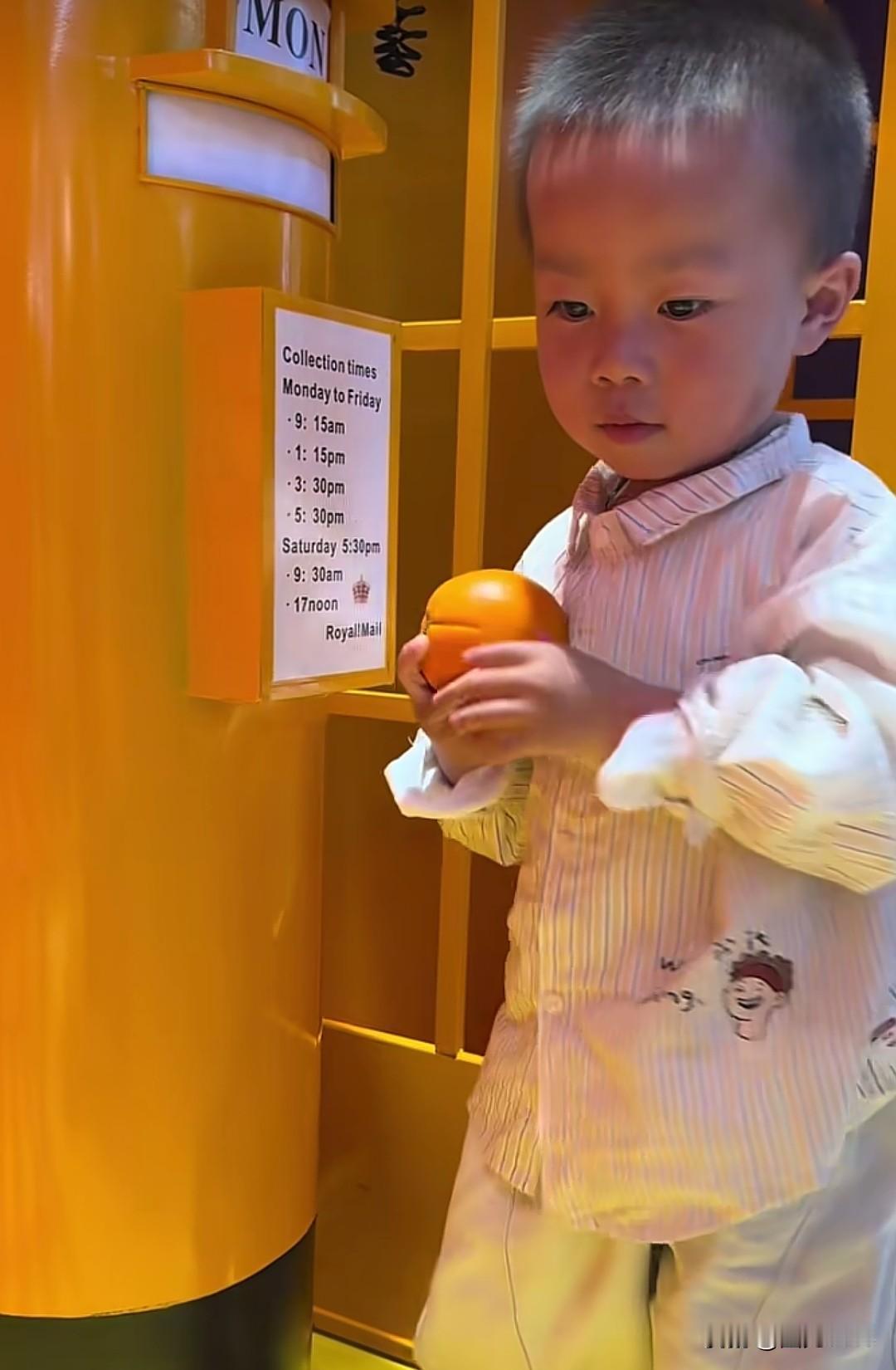 五一假期甘宇翼自己一个人回到了四川陪伴父母。父母带着甘宇翼去吃美食，逛了一些古名