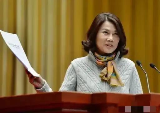 2021年，格力食堂，老板董明珠突然起兴，临时做起了“打菜阿姨”，发现员工只点了