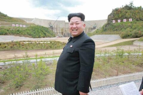 金正恩有多厉害？能力太强，极有可能成为世界级大人物。
 
要知道，2011年金正