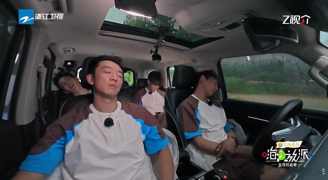 程潇我们录这个节目录得好不体面嗨放派 录制时暴雨来袭，成员们躲进车里，那狼狈又好