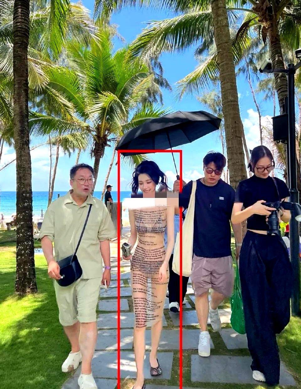 家人们谁懂啊！

刚才在咖啡店门口撞见易梦玲真人，我手机差点摔地上！

这姐戴着