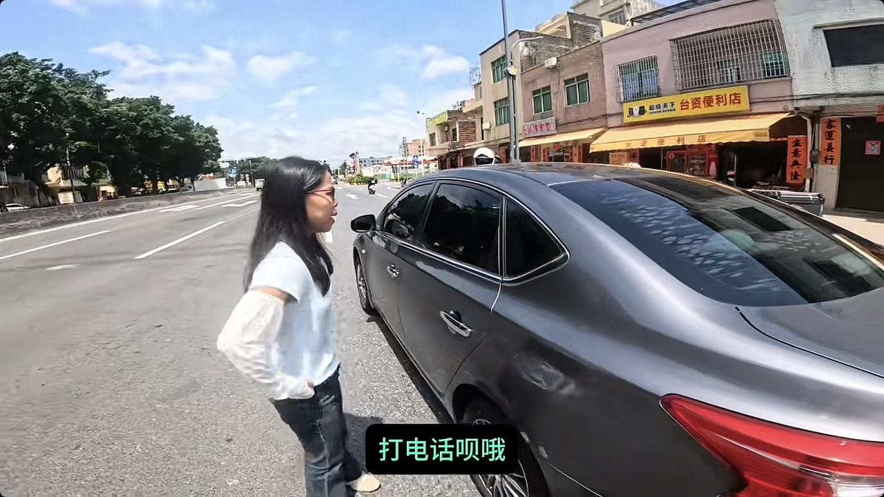 你们都欺负我…[捂脸]
近日广东阳江，一女子驾车在道路上正常排队等红灯，结果她突