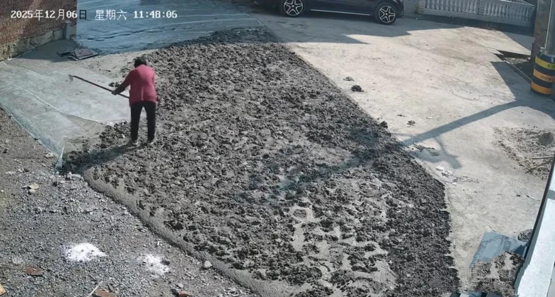 坏人变老了啊

这老人是怎么想的？

把路修好了，不好吗

把好好的路一点点的再