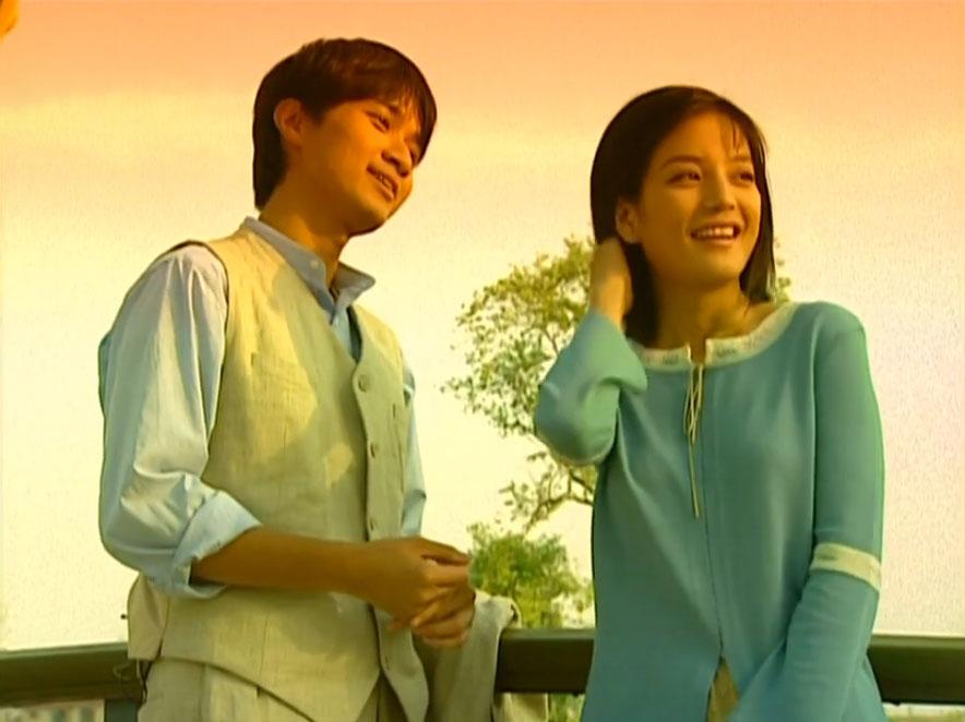 这里依萍像夕阳一样温婉美好。
蓝色针织上衣加绿色半身裙，有一种文艺式的美。
#情