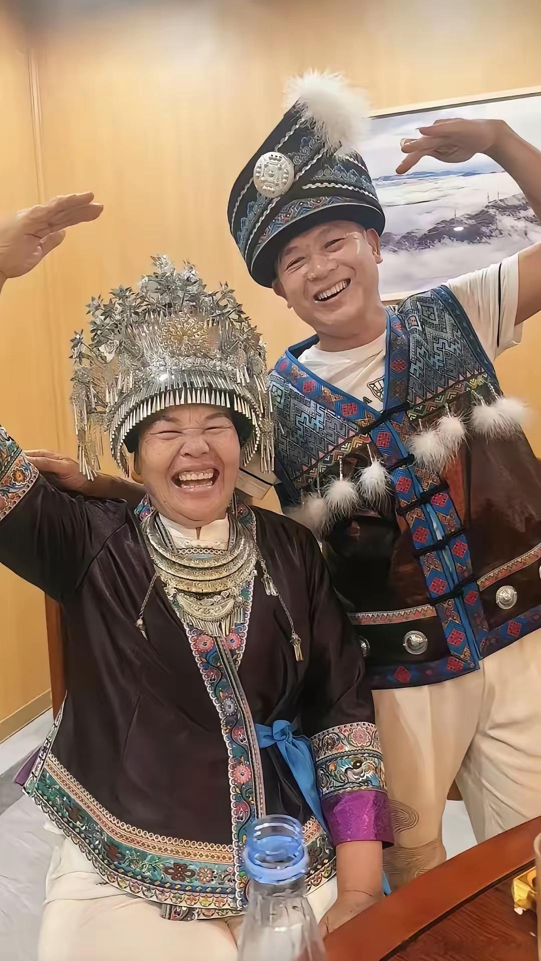 全红婵爸妈又去旅游了，这次来到广西柳州市融水县，这里是一个苗族自治县。全爸全妈尝