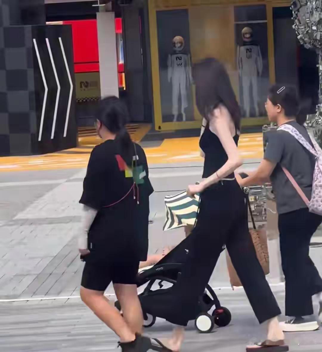 陈伟霆何穗带娃出游，三个工作人员全程跟随，陈伟霆直接单手抱娃 
