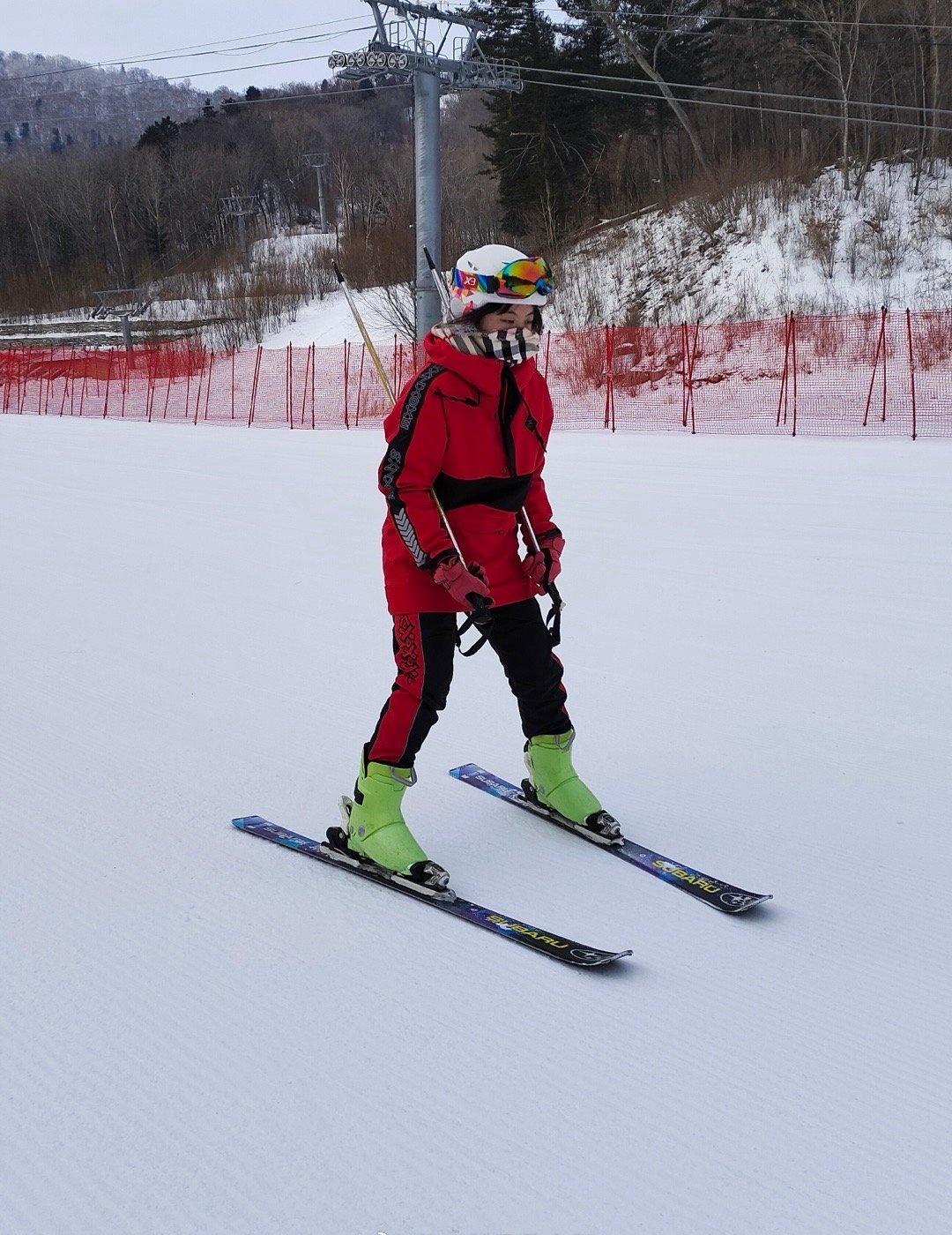 我超爱冰冷的天气。
最近降温，凉凉的空气混着雨，一下降了20度。
我老家每年冷的