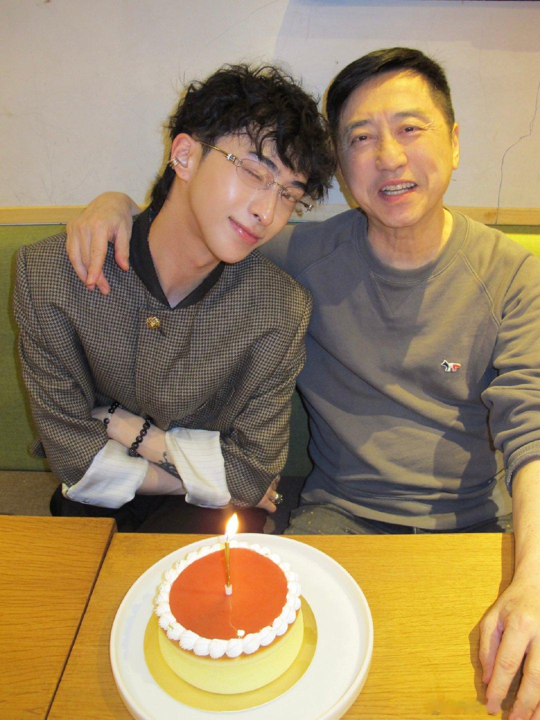 恩利晒与庾澄庆生日合照恩利庾澄庆生日合照恩利晒与庾澄庆生日合照，两个人的笑容都很