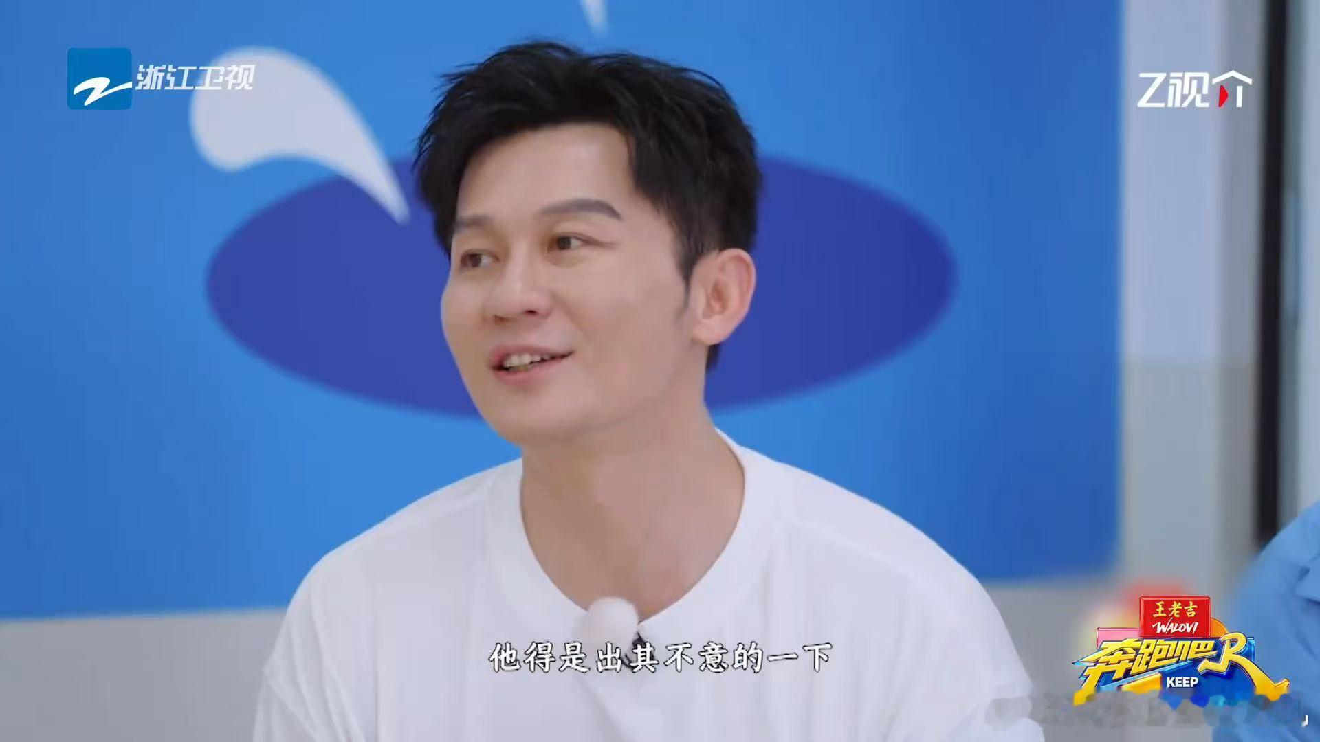 宋亚轩刘耀文撕名牌复盘缠斗奔跑吧 撕名牌结束后宋亚轩和刘耀文还在虚心求教跳抓技能