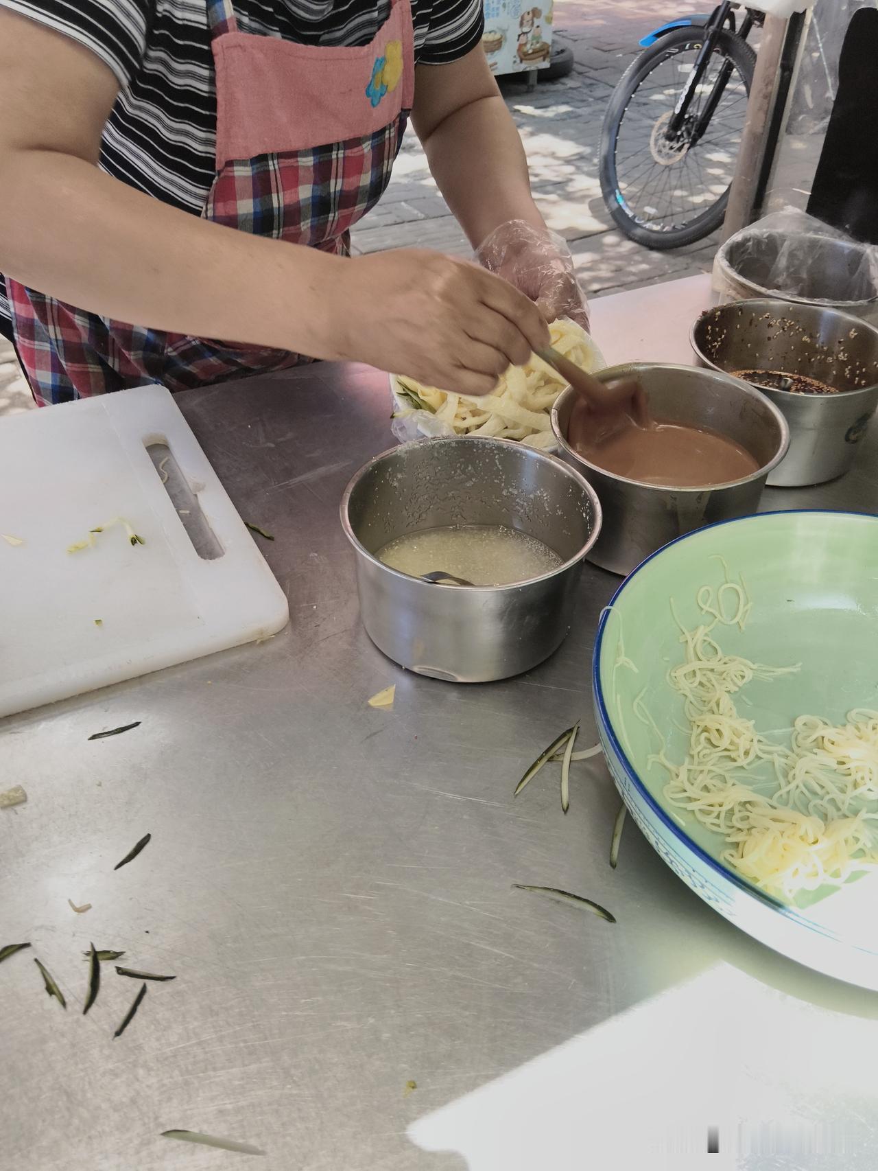 周六天儿热，中午从开发区回来，十二点多了。
她说，家里有黄瓜，买份儿凉皮，再买个