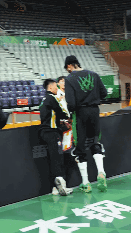 徐杰和莫兰德在聊啥呢？老熟人见面，第一肯定是嘘寒问暖，其次就是相互调侃了，徐杰肯