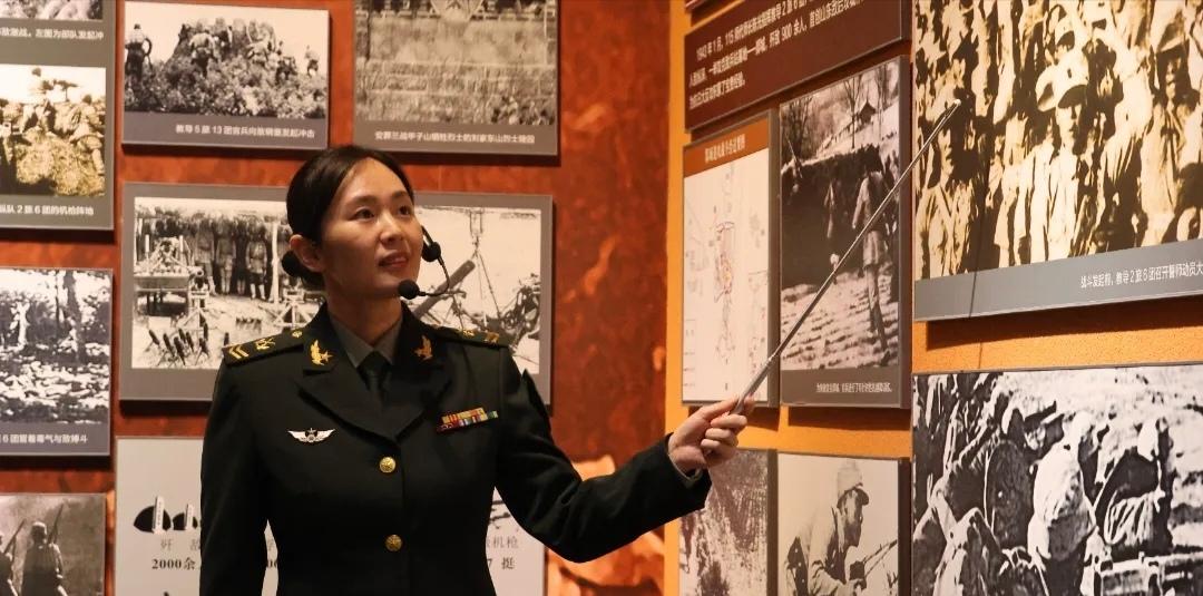 有一位坚守岗位18年的解说员
她就是一级上士段孝霞
身为一名解说员
她既是官兵心