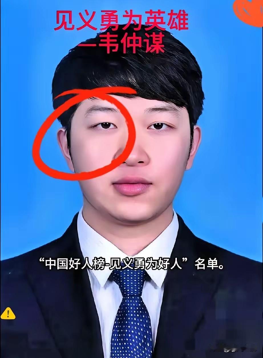 后脑勺被生生劈开，颅骨碎成了几瓣，血水混杂着脑浆顺着脖颈淌下，换做任何一个正常人