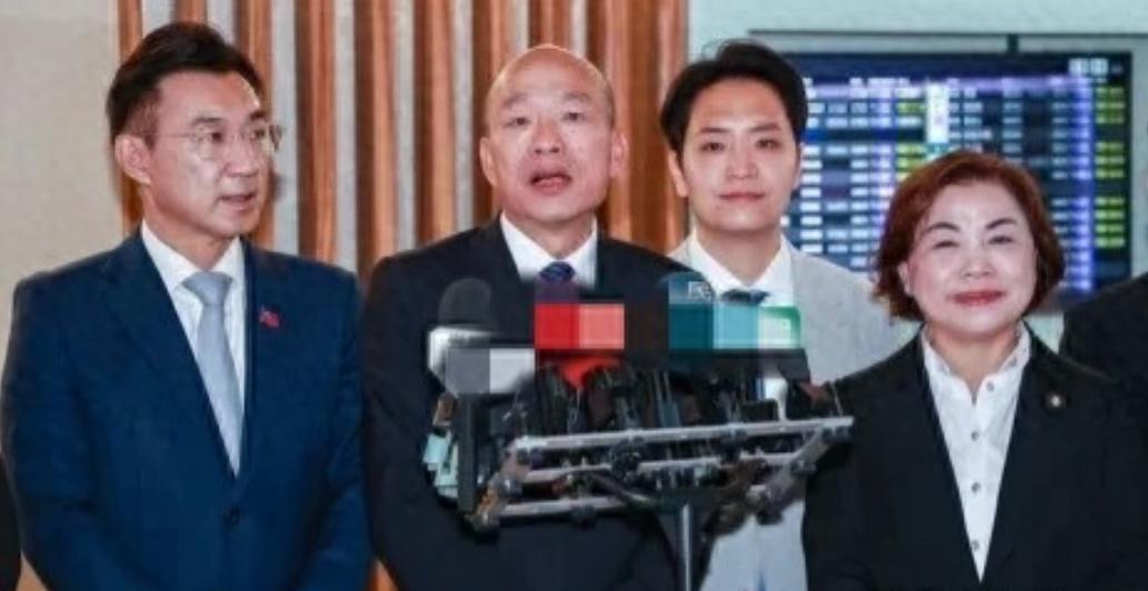 窜访欧洲结束，韩国瑜5月17日返台，在接受采访时他高调宣称，此行收获满满、成果丰