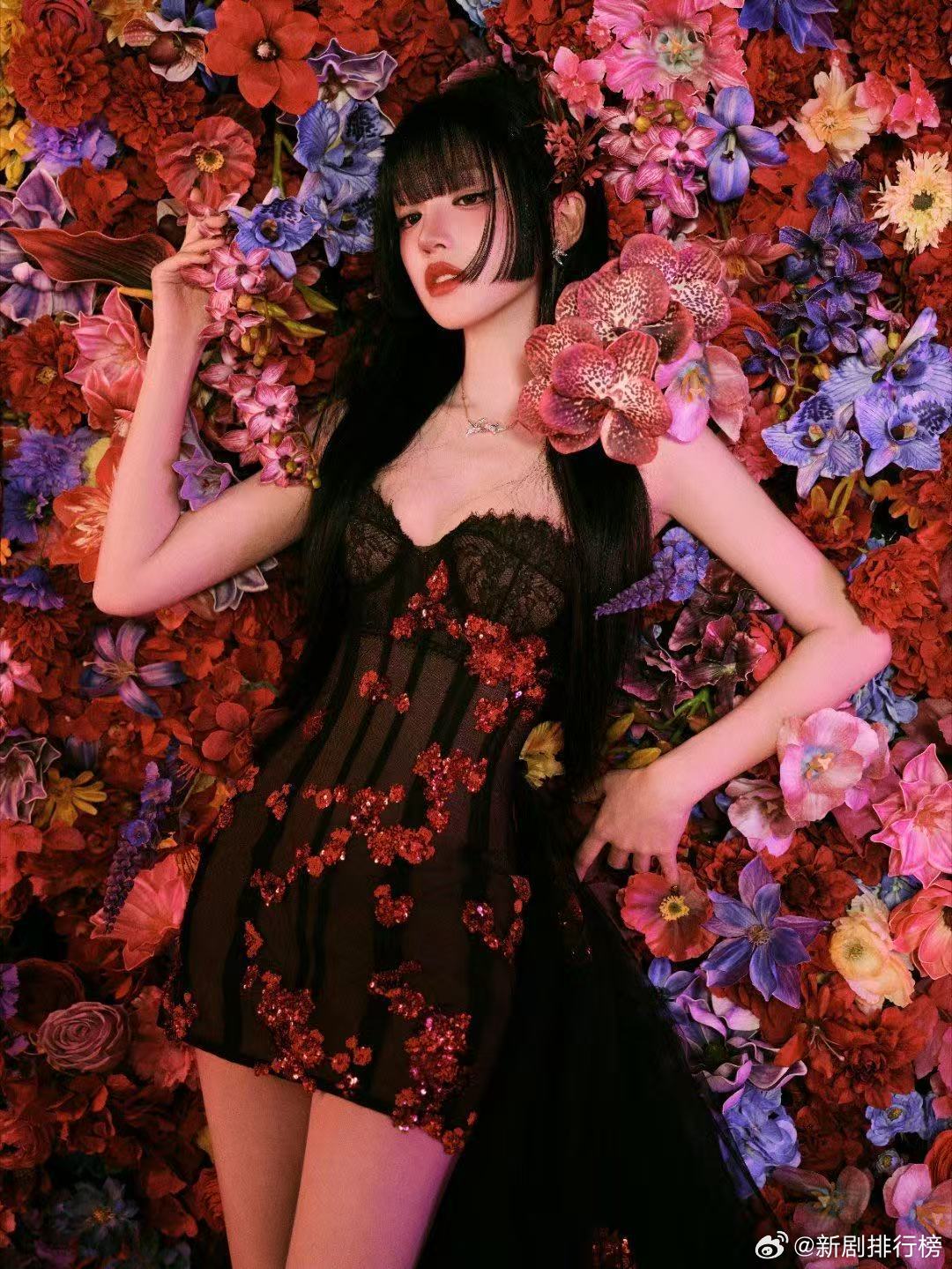 宋雨琦躺进花花世界里宋雨琦黑长直公主切 宋雨琦的黑长直公主切发型，搭配她温柔的笑
