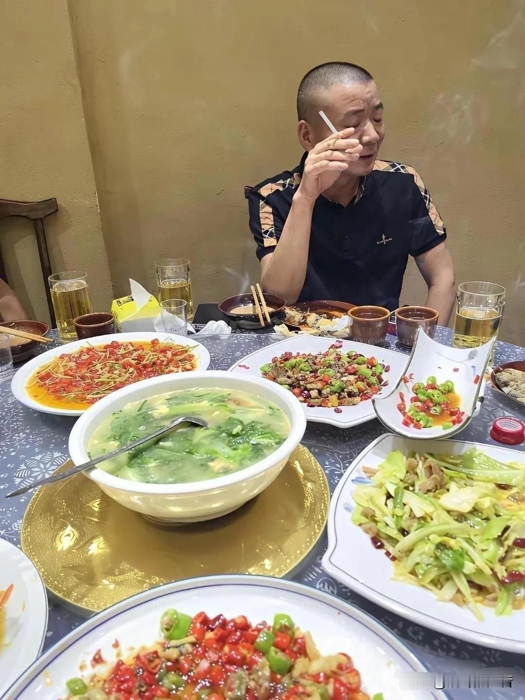 小编说，这照片中的大哥，肯定是一个不简单的人物，但我却看不出来？
这是一小编发在
