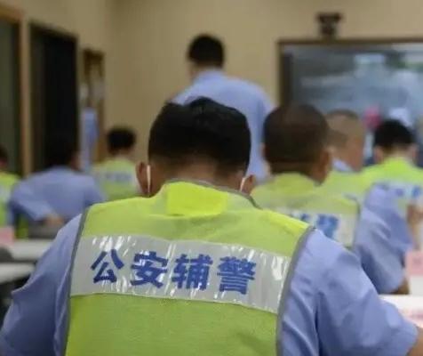 公众对辅警存在“看不起”的现象，并非单一因素所致，而是社会认知、职业特性、制度保