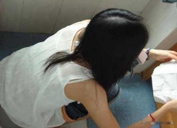 “想想都吓人！”福建泉州，35岁男子晚上在街上溜达时，看见一名身穿裙子的年轻女子
