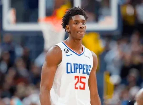 北京时间7月18日NBA快船队宣布:与自由球员中锋球员穆萨.迪亚巴特签订了一份双