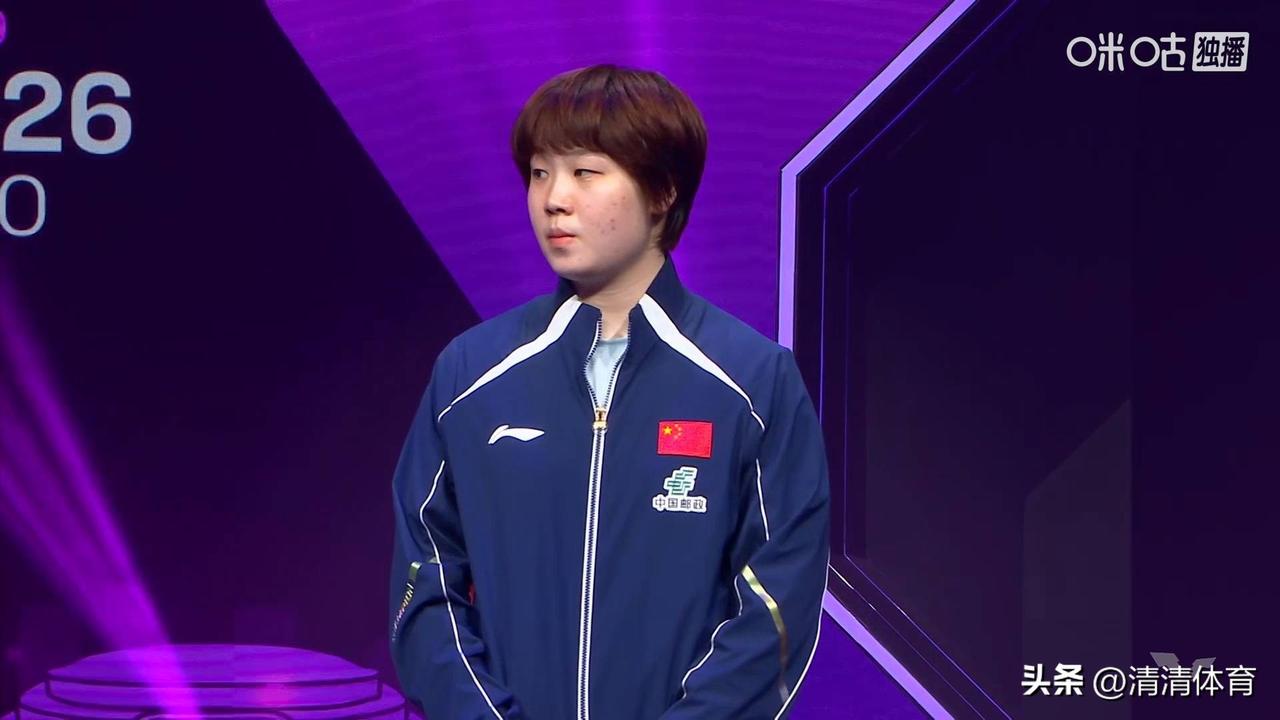 颁奖仪式上的蒯曼蔫蔫的，没有把控住这么好的机会，让张本美和钻了空子，确实要好好总