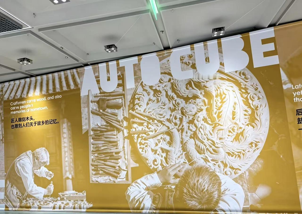 《玄武湖畔华贸中心凹凸空间，藏着商
业迭代的思考》
   7月18日，华贸中心3