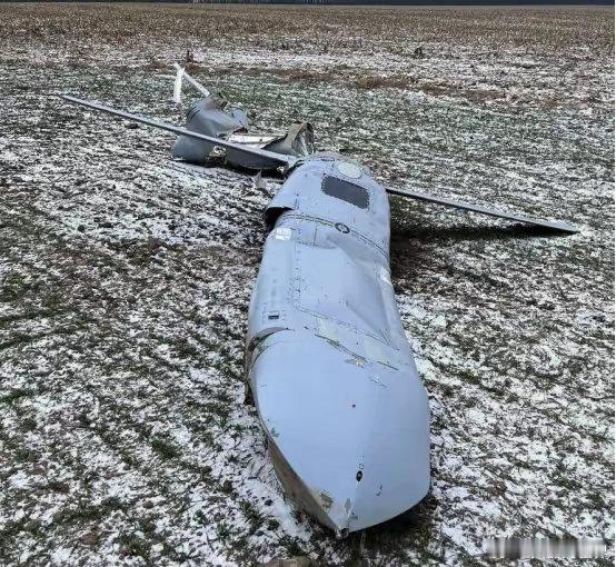 俄军弹药紧张？乌克兰有重大发现。#国际情报员# 乌媒《国防快报》消息，一枚俄空天