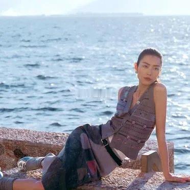 刘雯V领马甲利落又显精致锁骨，半身裙摇曳间尽显优雅风情，轻松营造出高级又洋气的氛