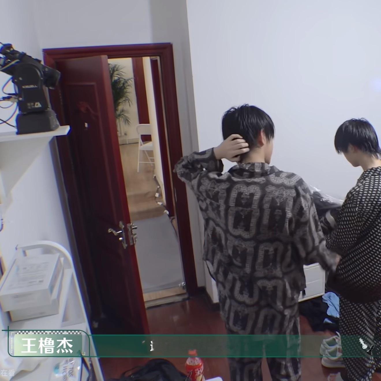 就是我发现这小孩儿特别细心啊，感情很细腻观察力特别敏锐，裤子宽一点其实很少会有人