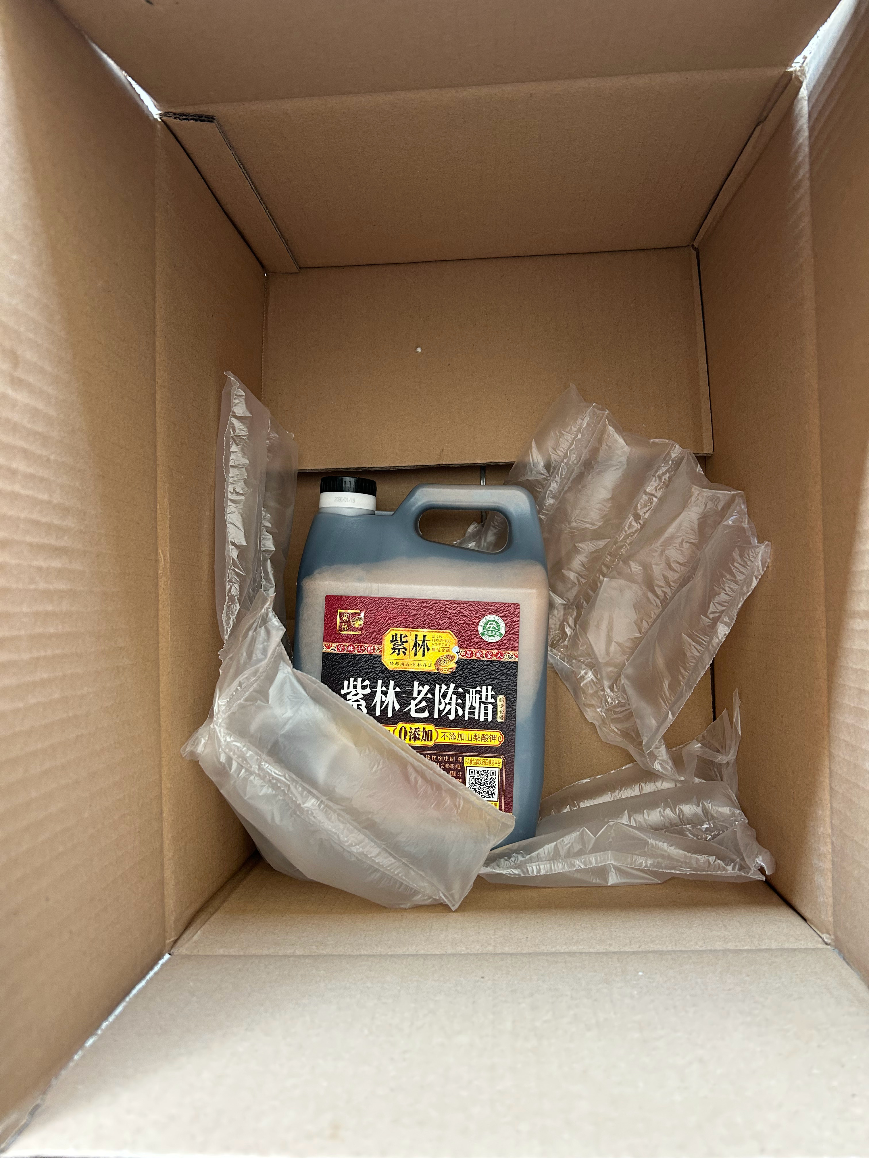 一桶醋给我搞这么大一个箱子，太浪费了 