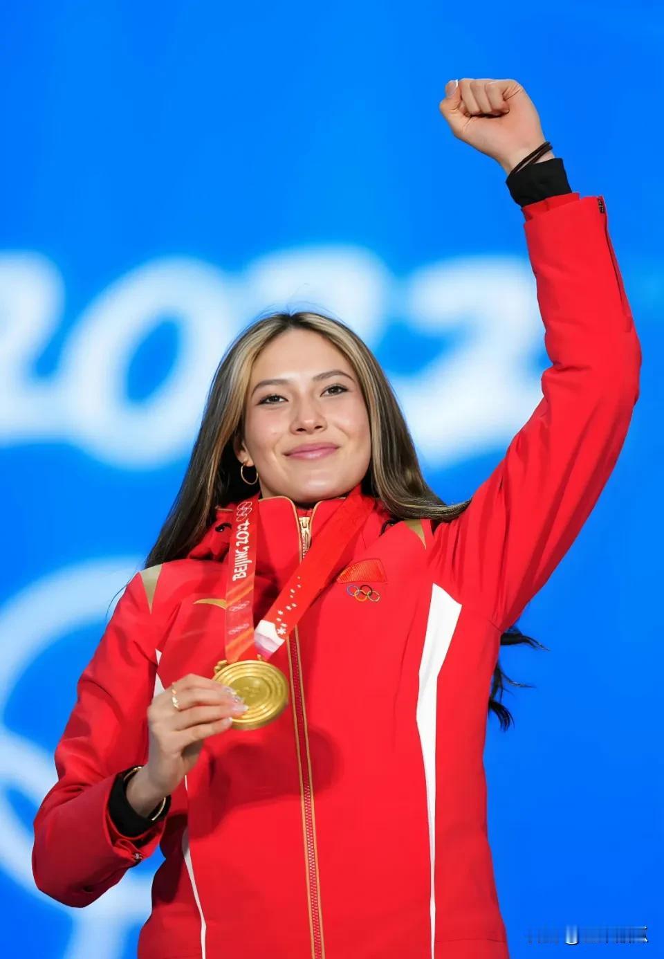 差别，差别在于一个拿牌升的是五星红旗，一个升的是星条旗。好比有些人，一个说是你亲