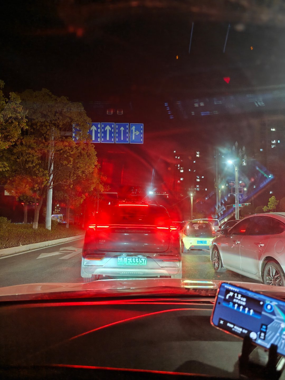 你们广东人玩的是真的花，大晚上遇到个五菱宏光粤A牌的，明显做了合法改装那种，咻的