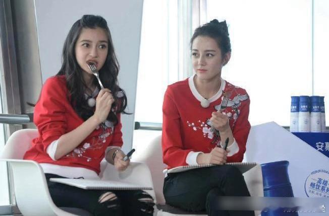 跑男第一季的时候迪丽热巴看杨颖的眼神 