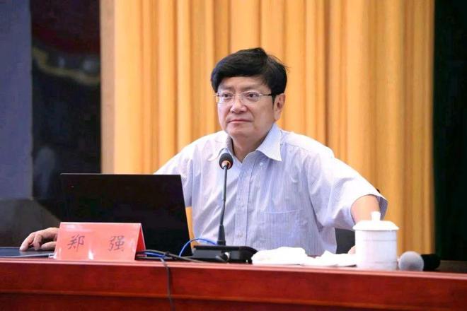 将英语“踢出”高考，取消主科地位？教育部一语道破“真相”，没想到的是螳螂捕蝉黄雀